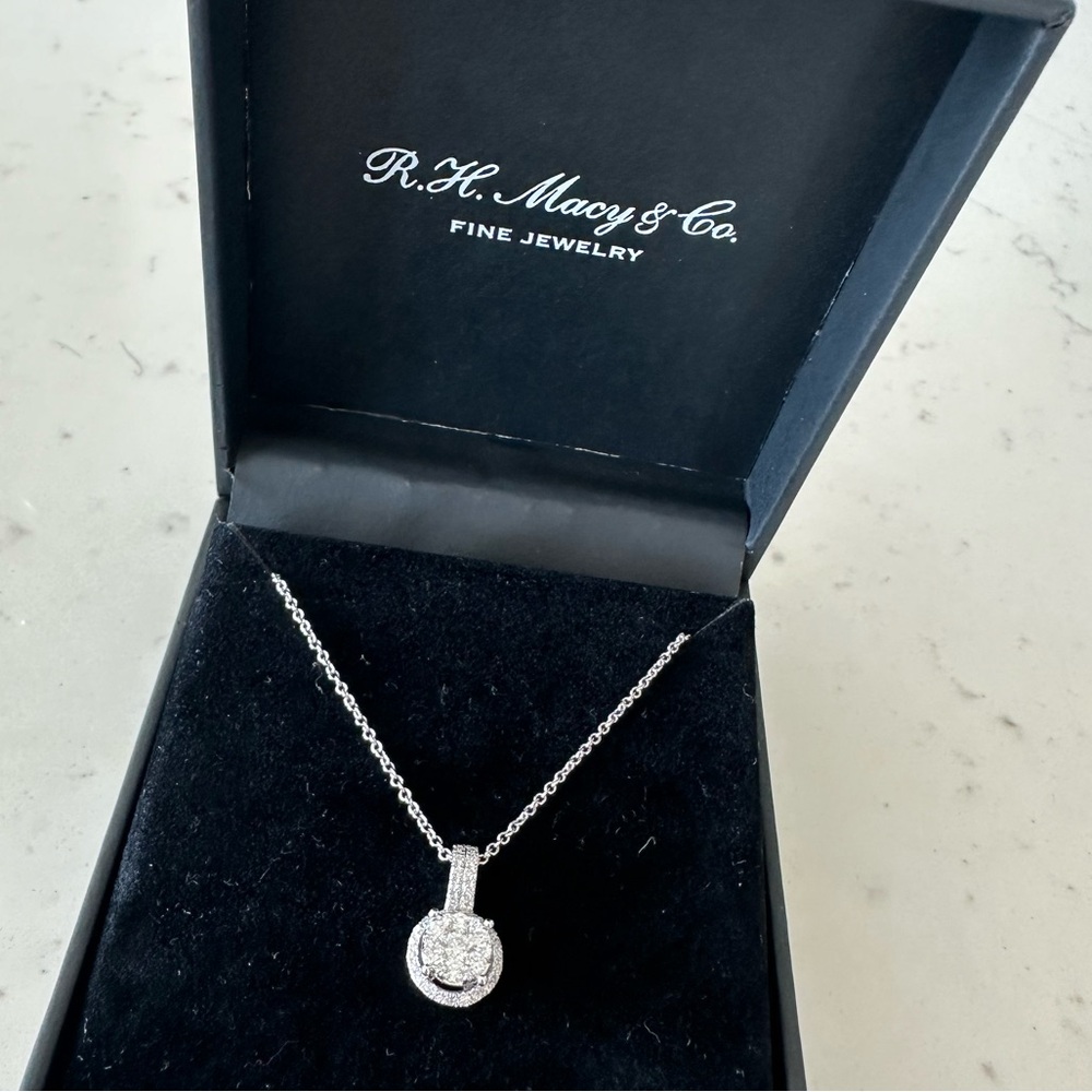 Beautiful diamond necklace with a gold chain - R.H Macy & co Fine jewelry